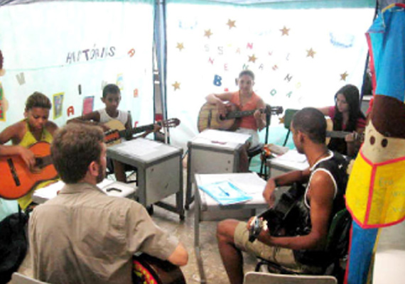 A reflection on the collective learning from the methodological approach used in the guitar workshop belonging to the project 'Toque ... e se toque!'. This project serves low-income residents of the municipality Mesquita and the Baixada Fluminense, in the state of Rio de Janeiro.<br>Available in http://____