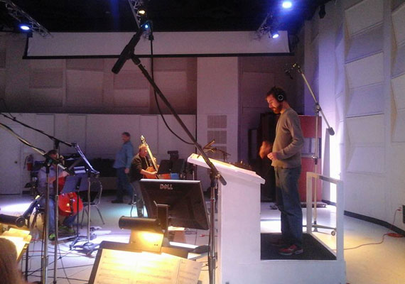 Gravando uma trilha para uma cena de comédia para o programa de Trilha Sonora para Filmes da UCLA no estúdio East West - Los Angeles.