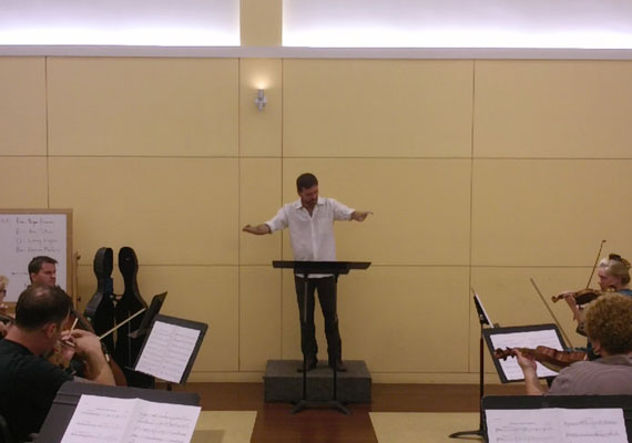 Regendo o primeiro movimento da peça 'Appalachian Spring', de Aaron Copland para orquestra de câmara para a aula de regência no programa de Trilha Sonora para Filmes da UCLA Extension.